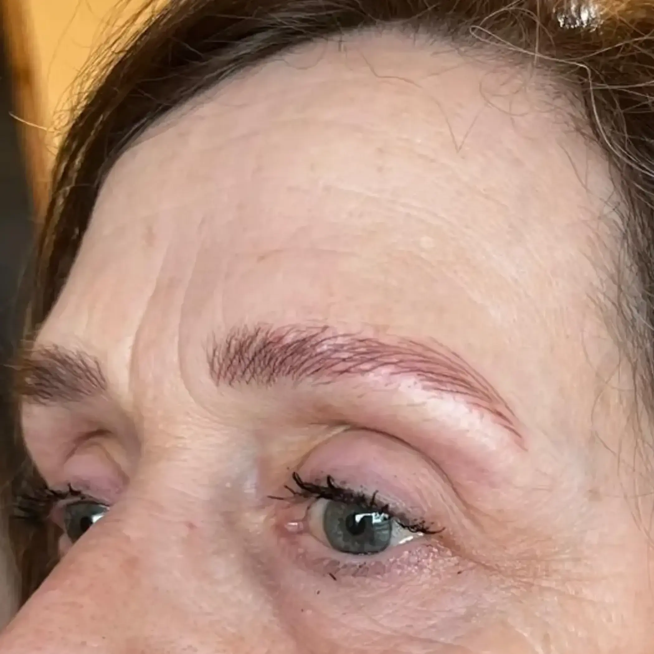 artist shaping brows with mapping technique