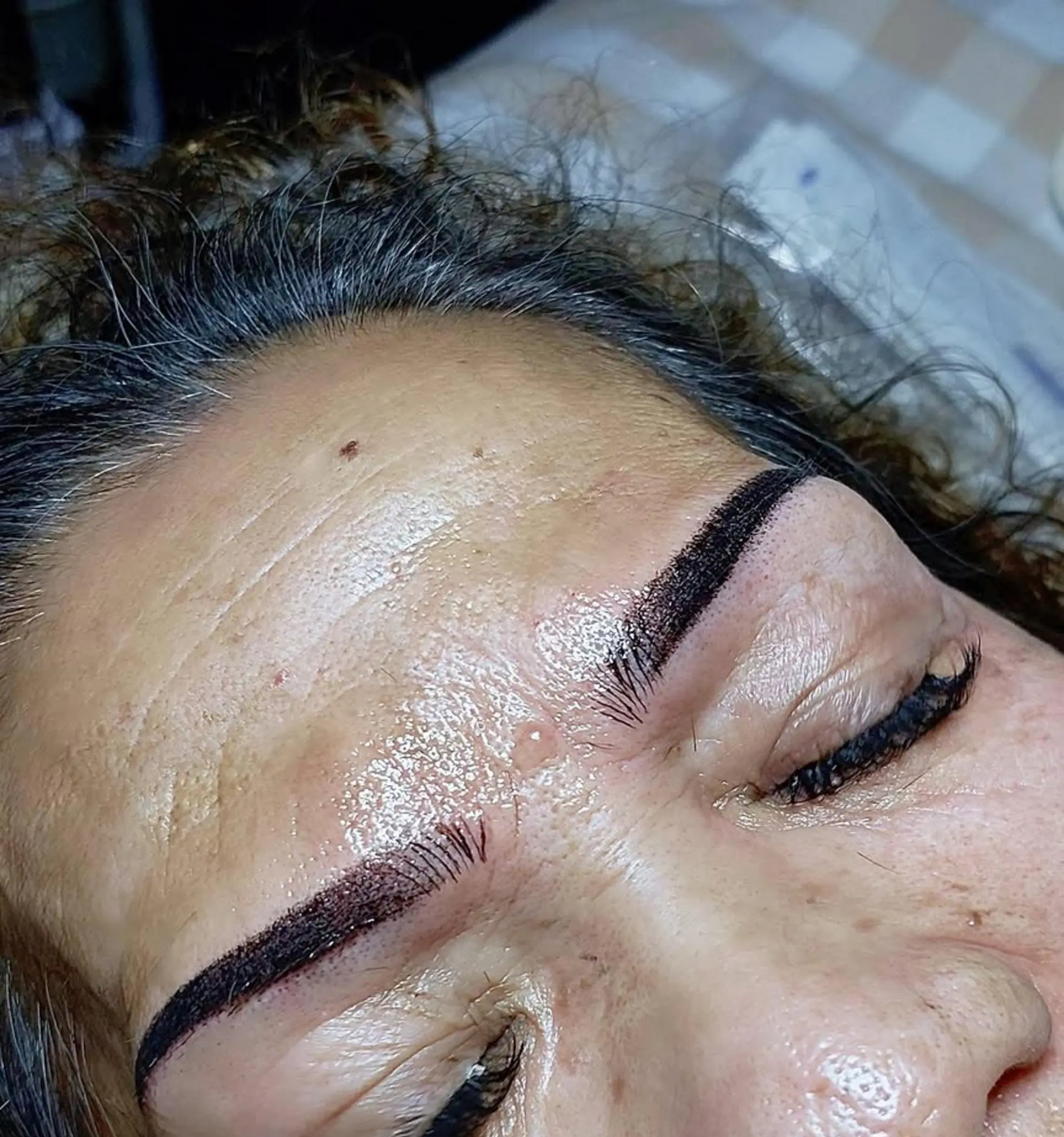 artist working on ombre brow shading