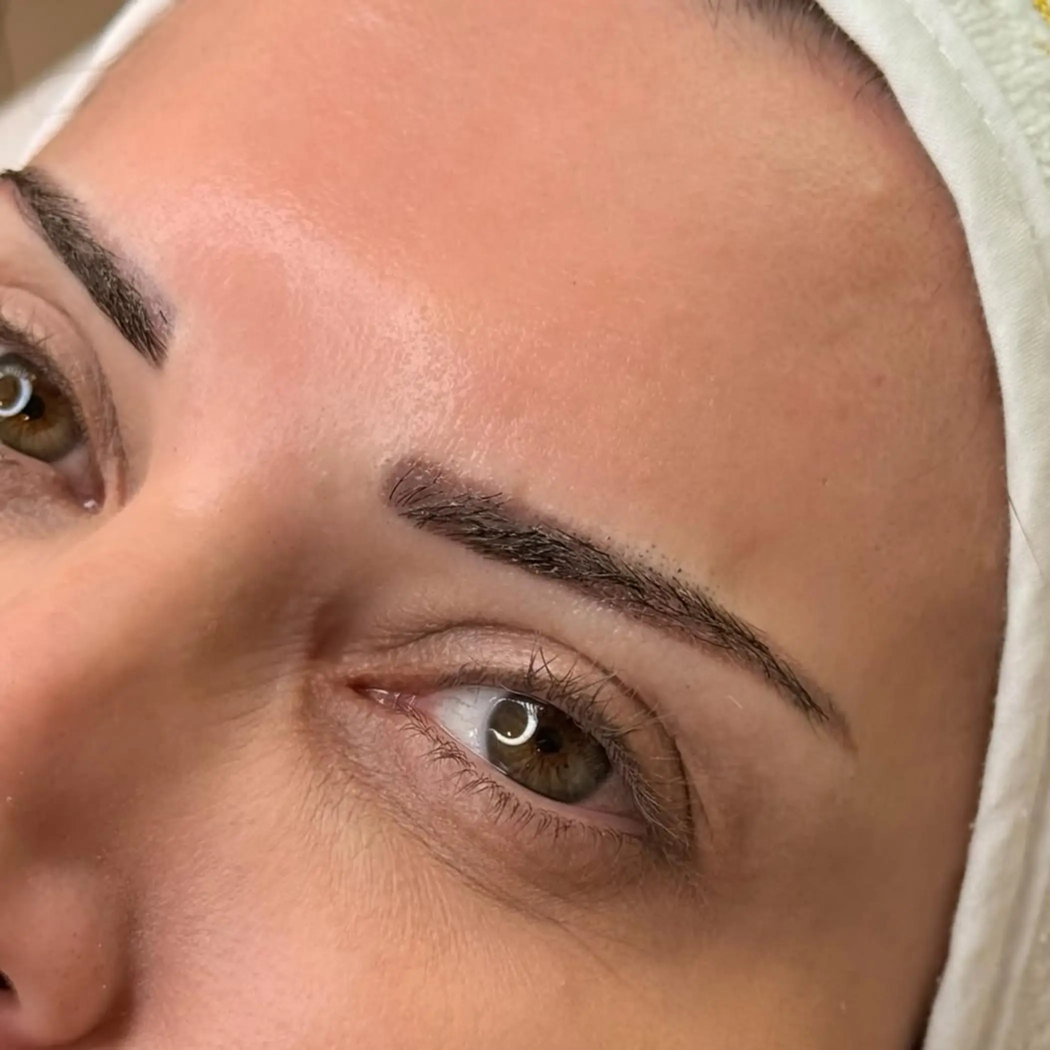technician applying powder brows technique
